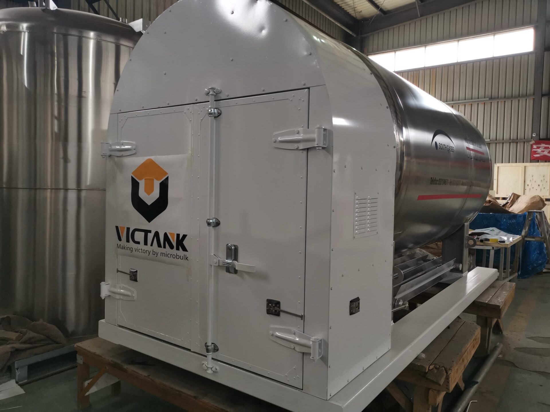 portable cryogenic tank