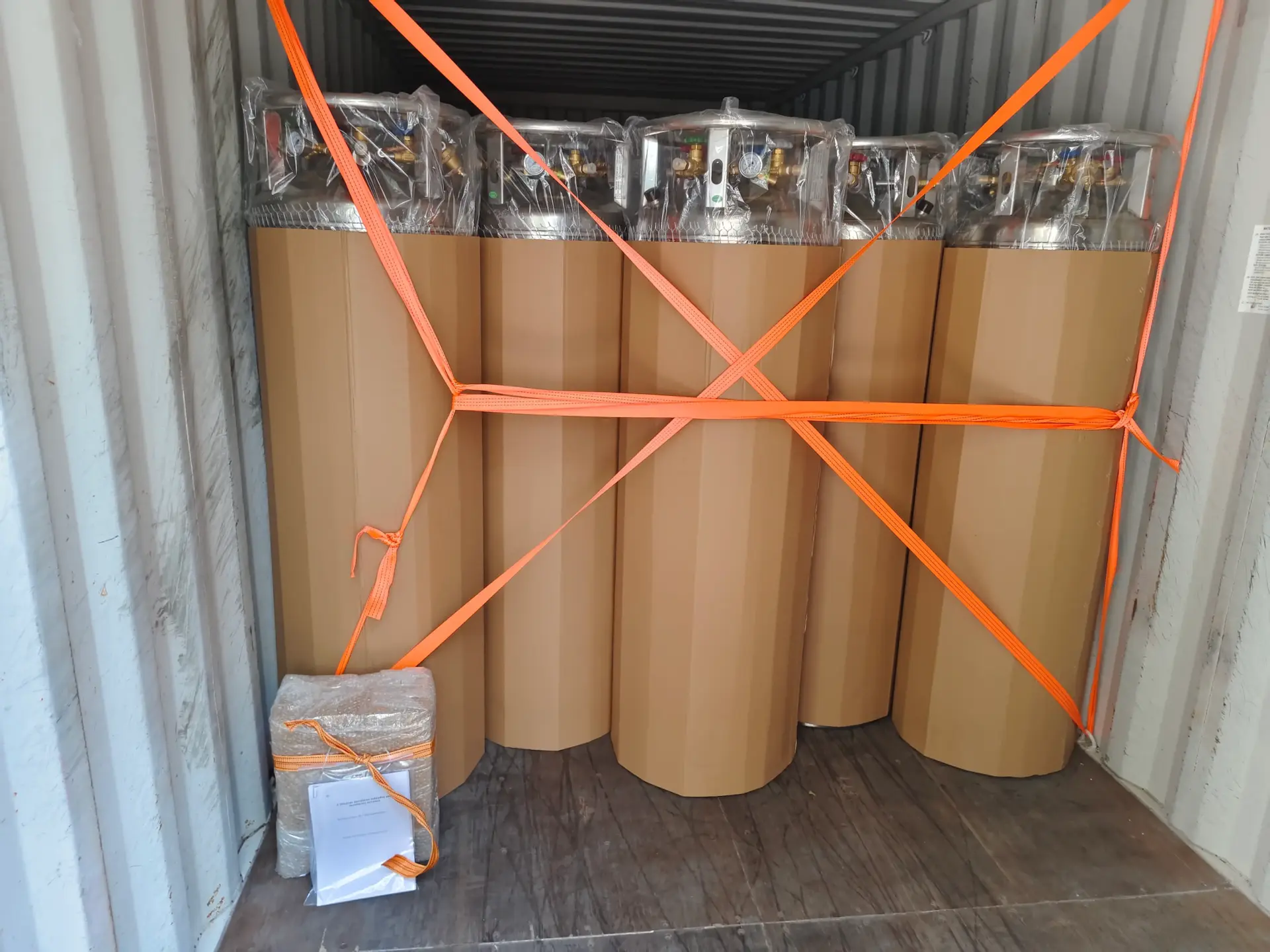 package and transport of cryogenic cylinders