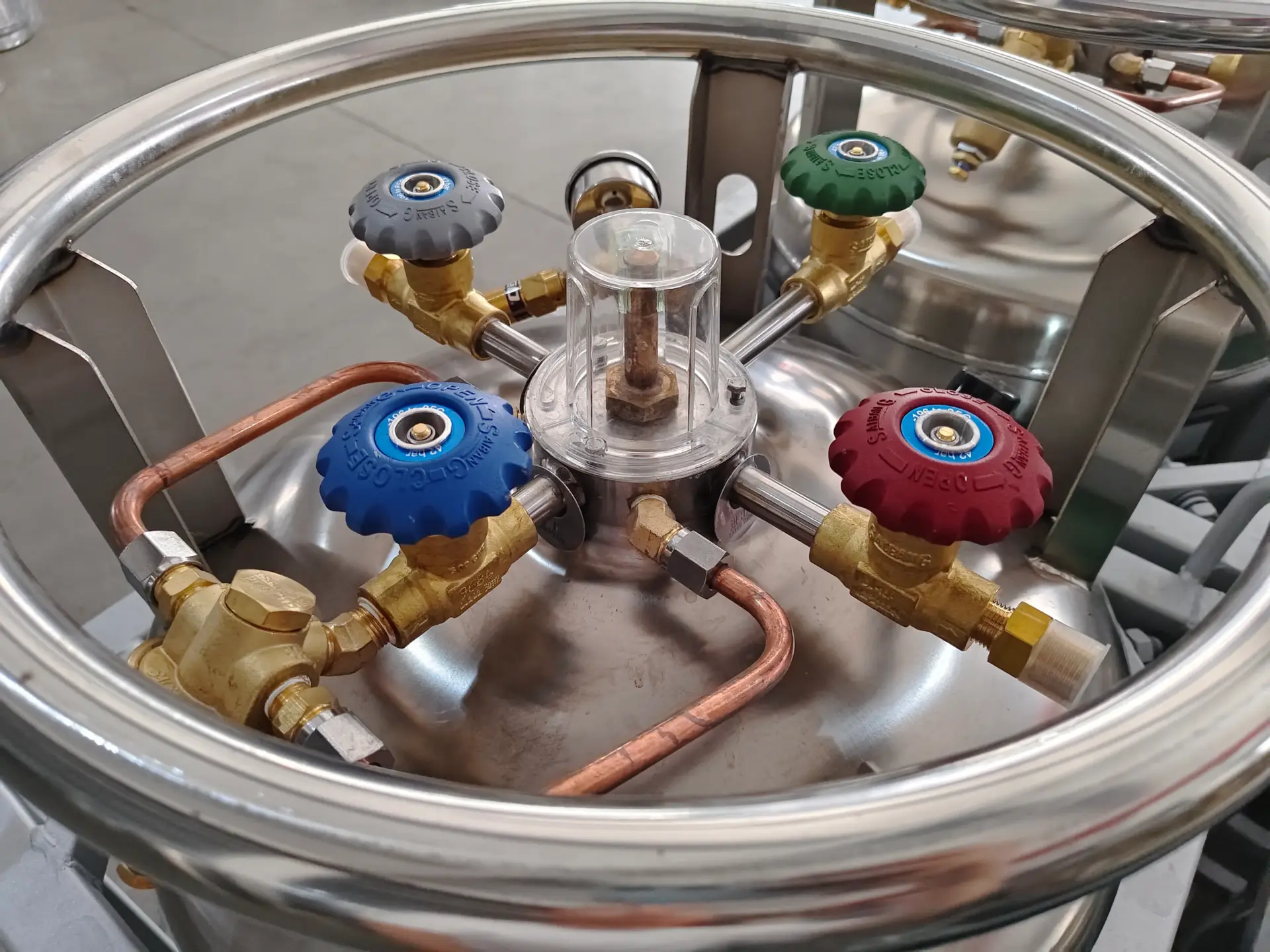 Top of cryogenic cylinder