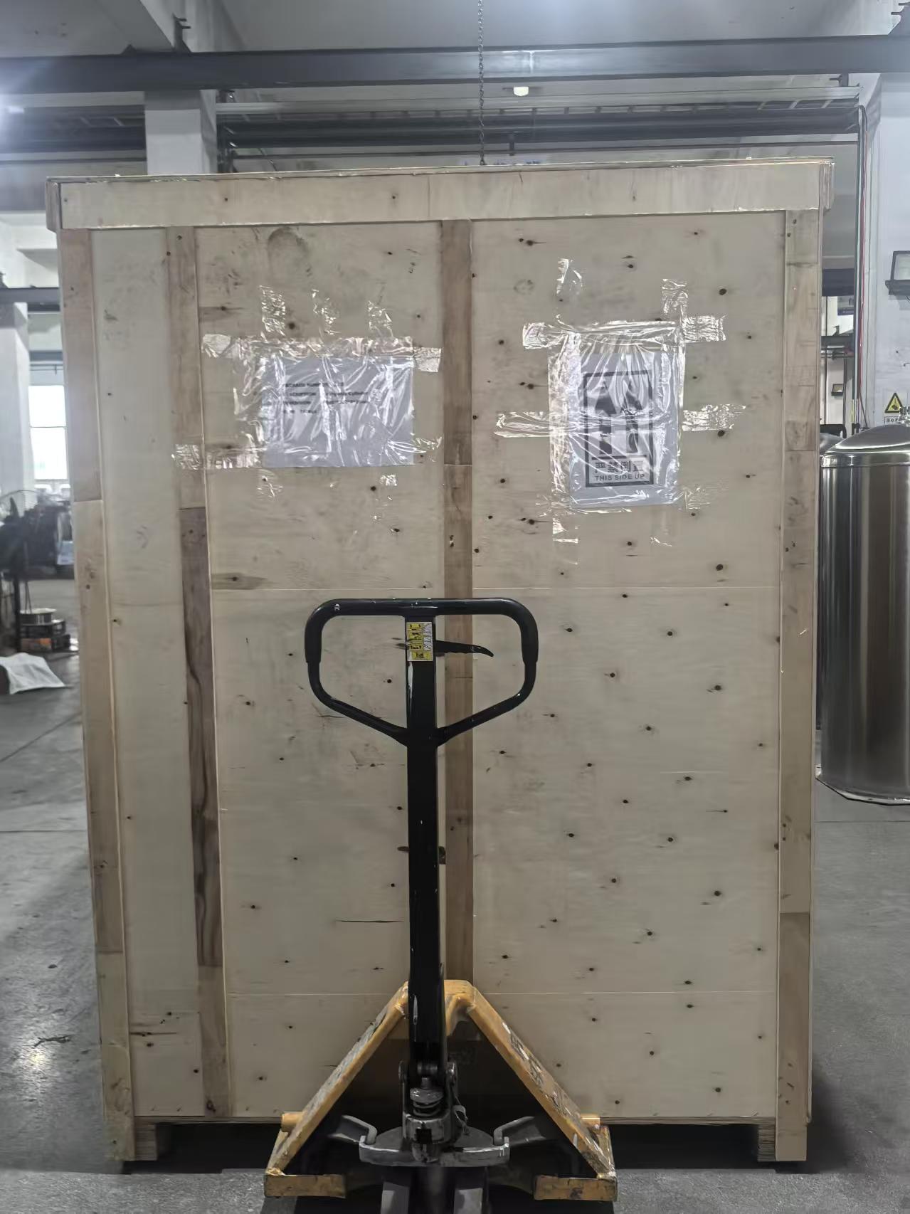 package and transport of cryogenic cylinders