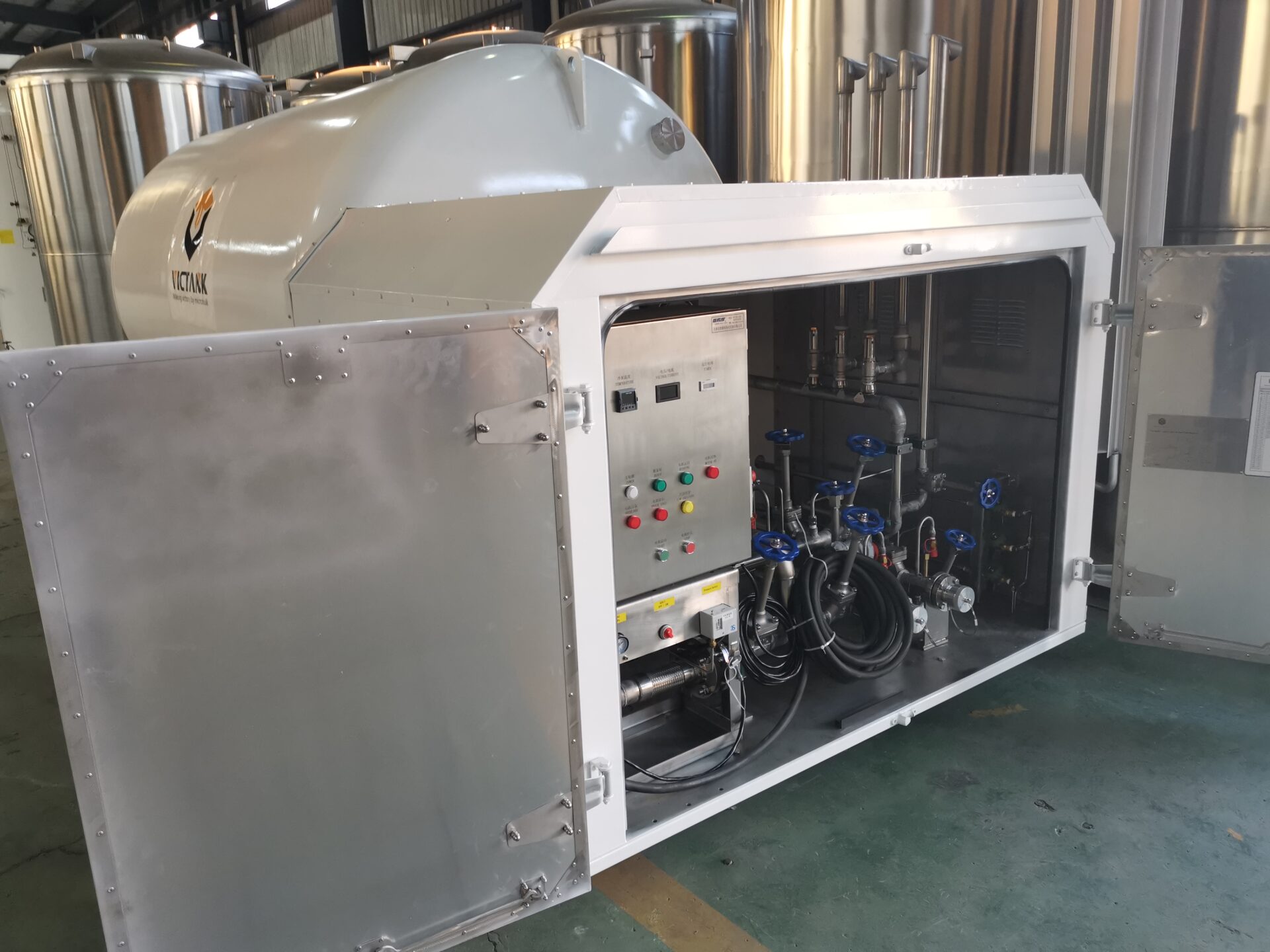 Microbulk delivery system with pump and flowmeter