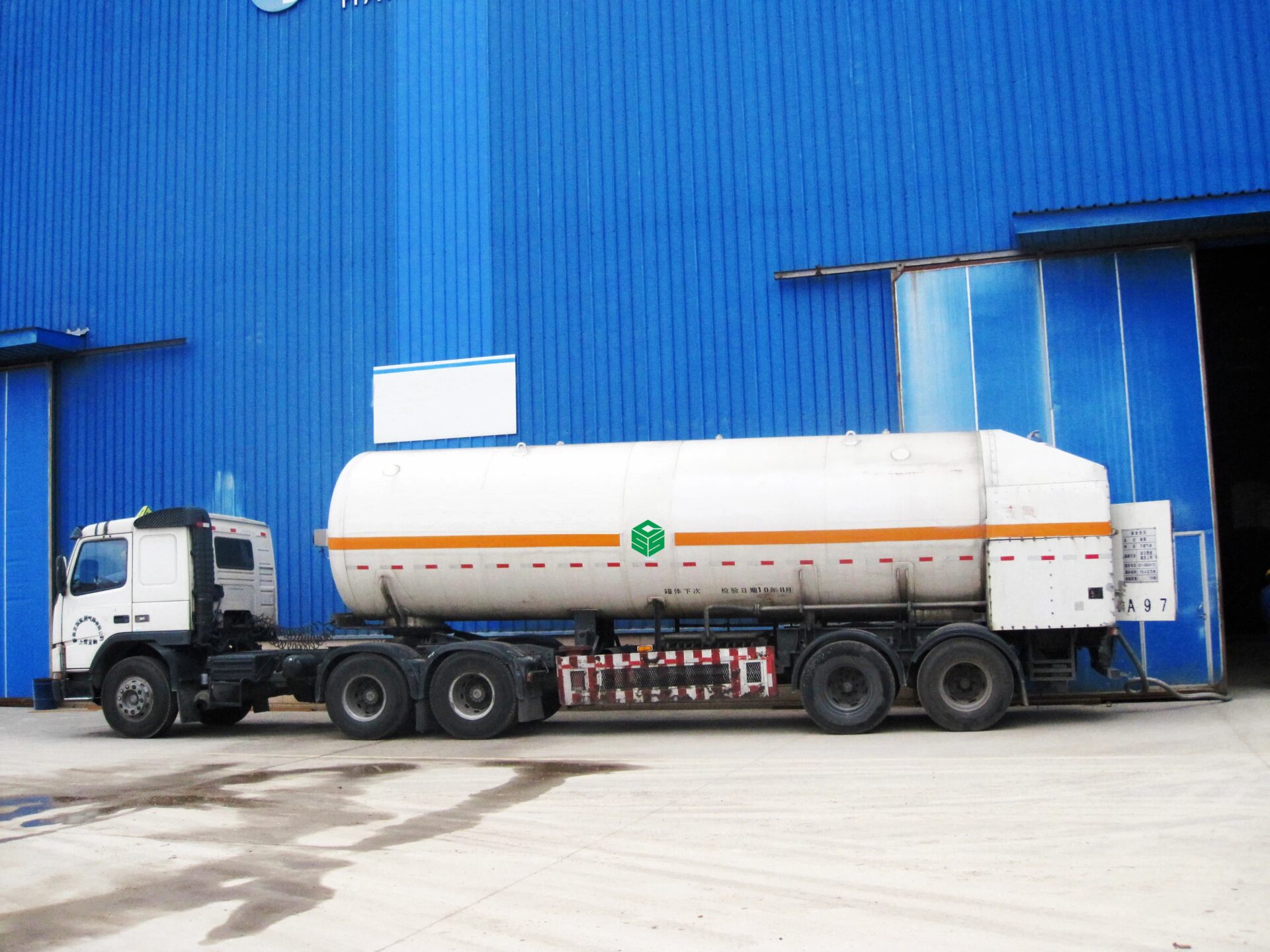 cryogenic semi-trailer