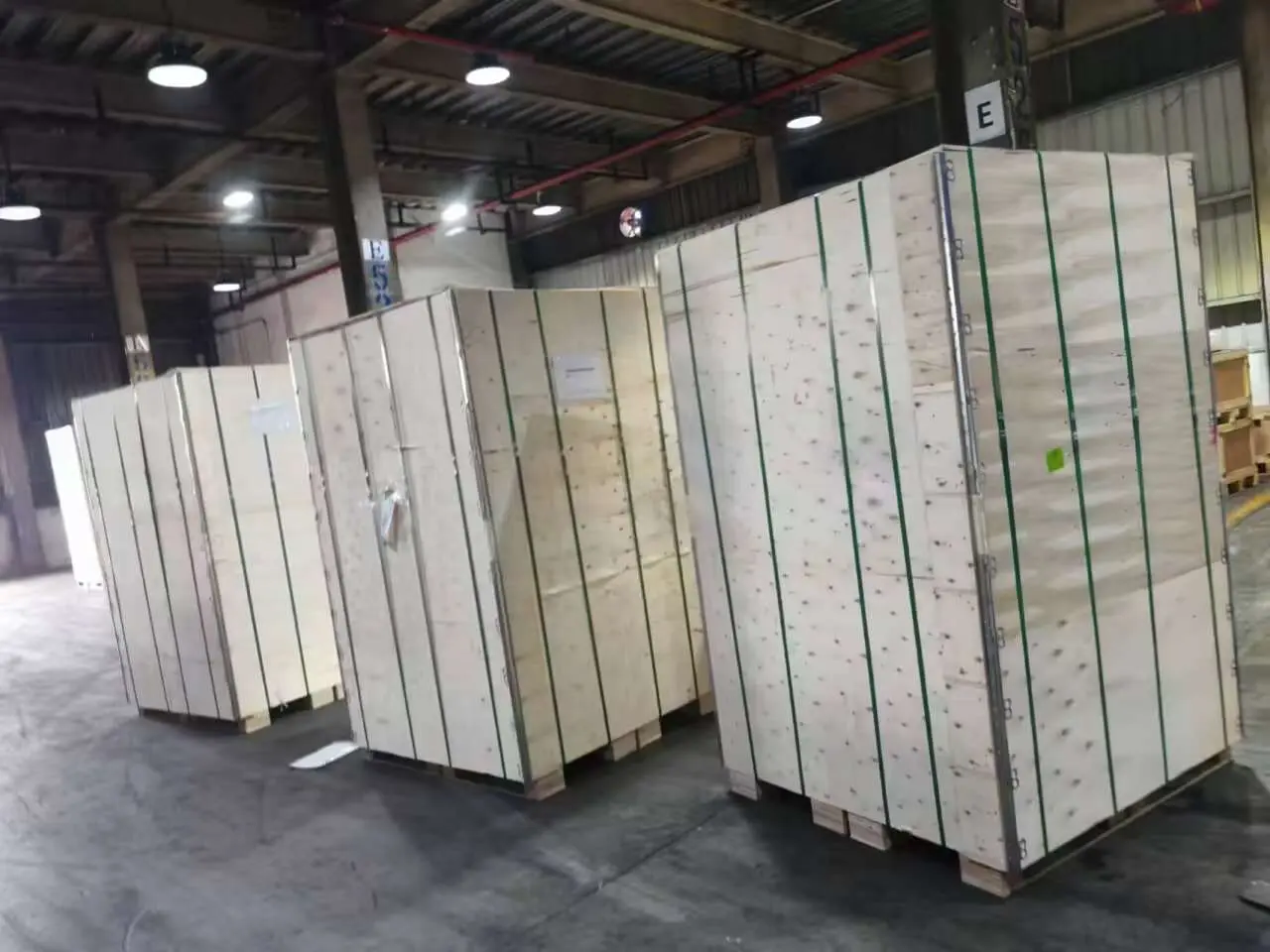 package and transport of cryogenic cylinders