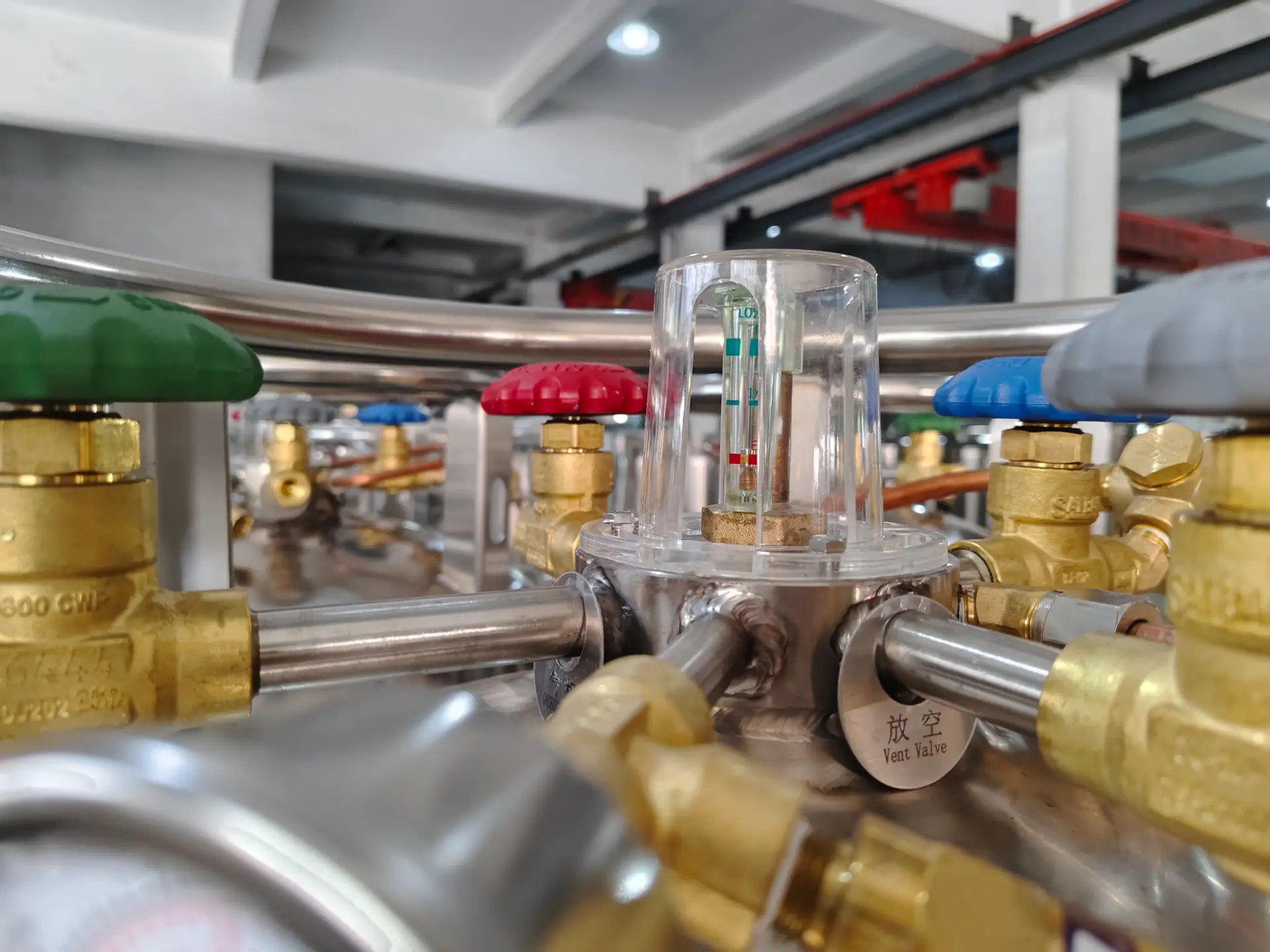 Top of cryogenic cylinder