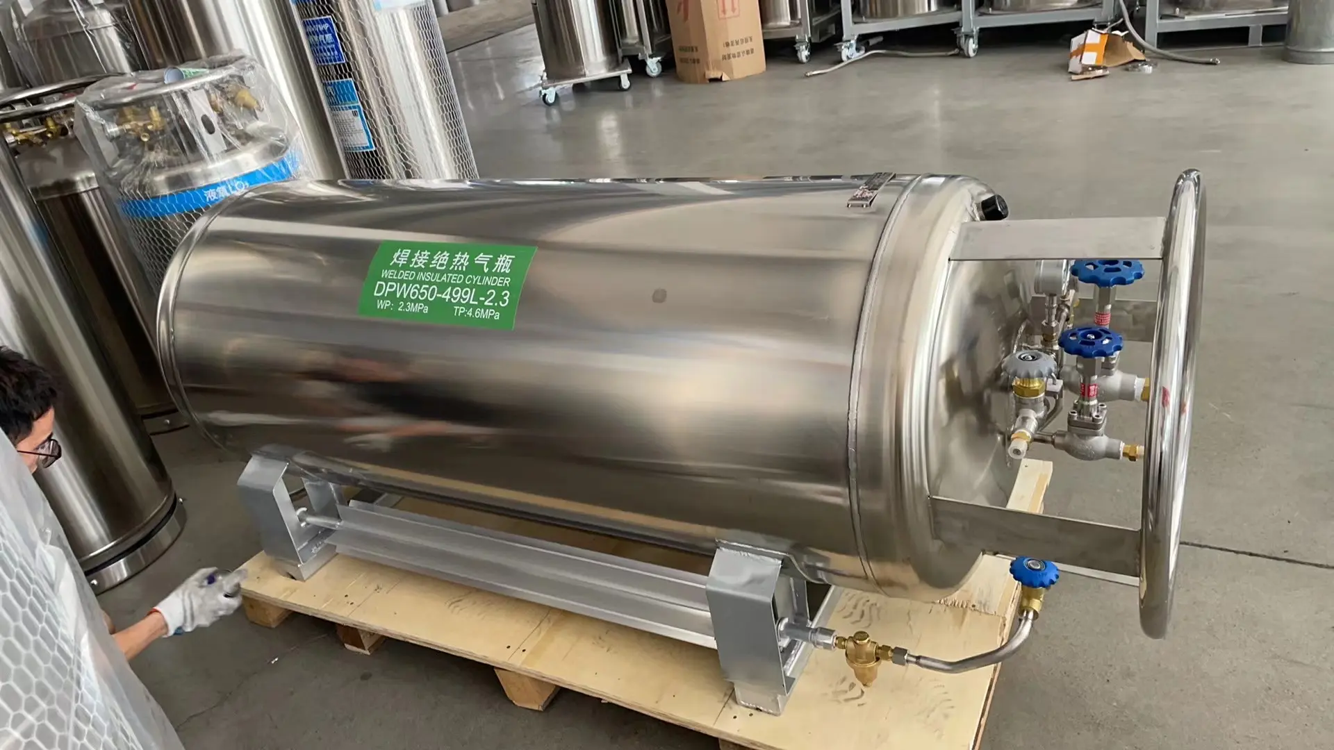 horizontal cryogenic cylinders