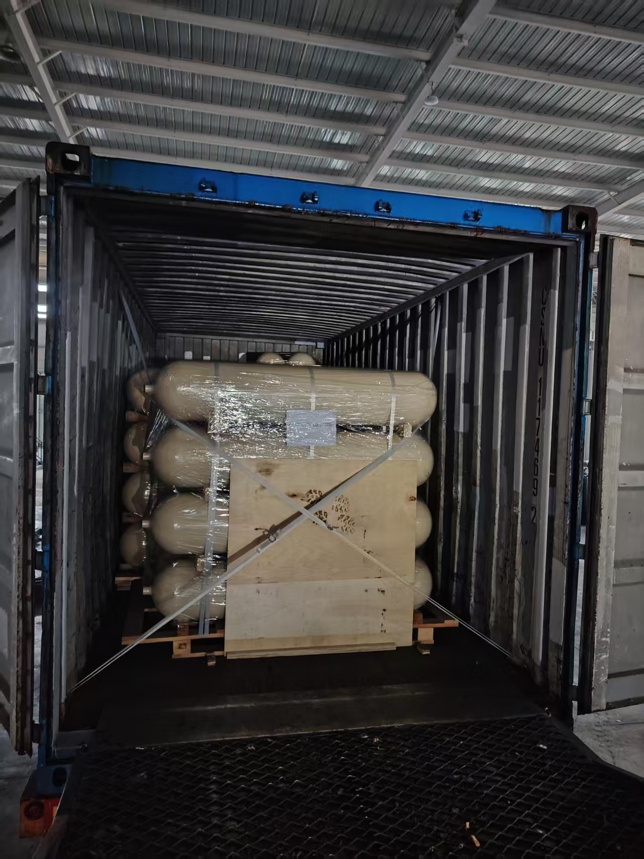 CNG cylinder packed by pallet