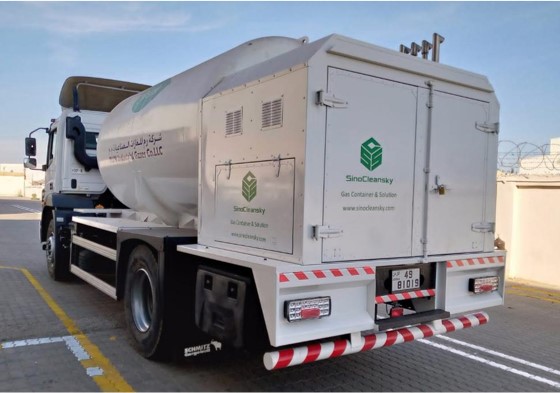 Cryogenic road tanker with pump